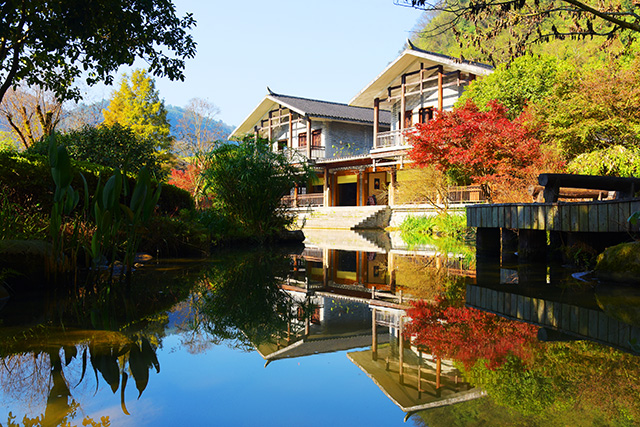 張家界黃龍洞景區(qū)：初冬秋色艷，游客樂(lè)享休閑時(shí)光（組圖）