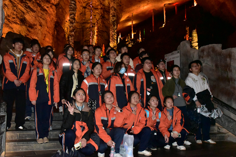 地質(zhì)奇觀與非遺共繪成長畫卷，黃龍洞景區(qū)迎來冬季研學(xué)游熱潮